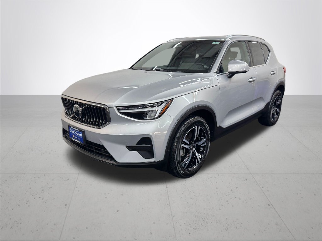 Used 2024 Volvo XC40 B5 Core AWD/4WD image 2