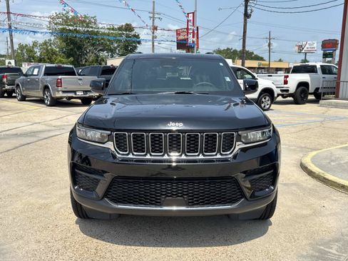 Used 2025 Jeep Grand Cherokee Laredo RWD image 2
