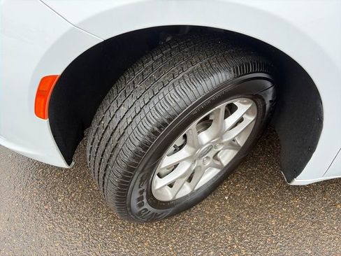 Used 2024 Chrysler Pacifica Touring-L FWD image 17