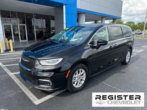 Used 2024 Chrysler Pacifica Touring-L FWD image 1