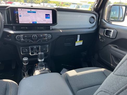 New 2025 Jeep Gladiator Sport image 4