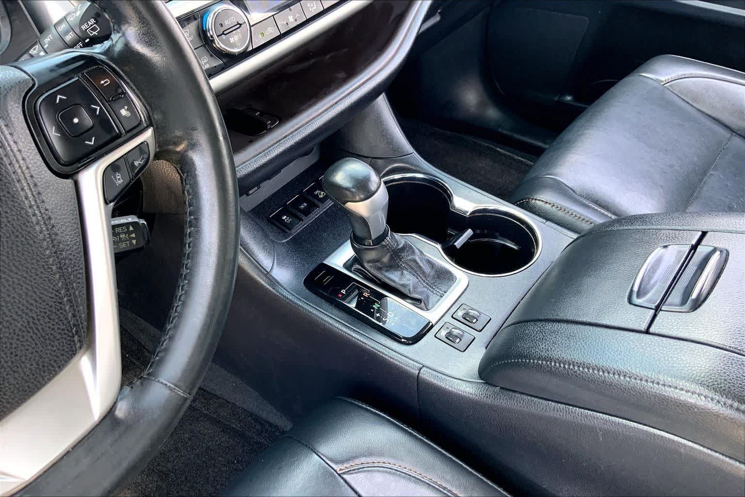 Used 2019 Toyota Highlander XLE AWD/4WD image 16