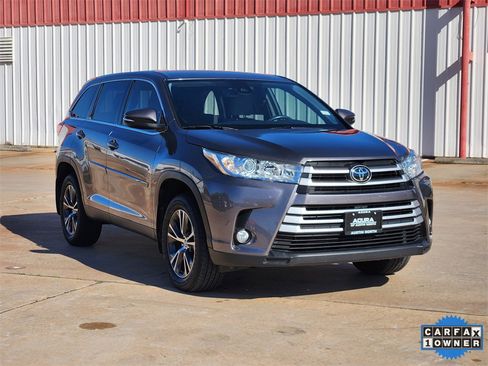 Used 2019 Toyota Highlander LE image 3