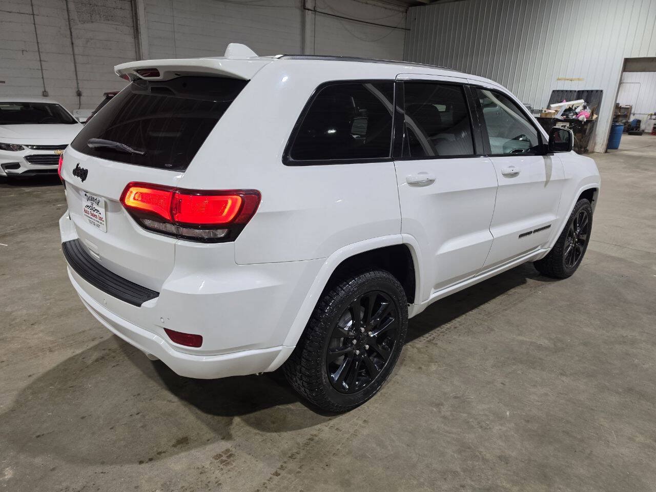Used 2019 Jeep Grand Cherokee Altitude AWD/4WD image 12