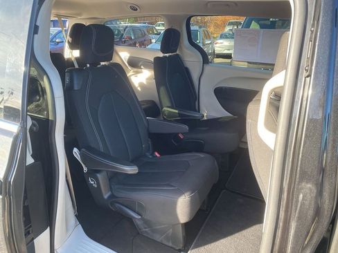 Used 2020 Chrysler Voyager LX image 26