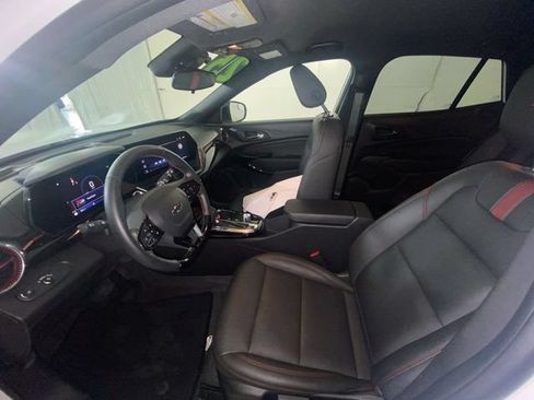 Used 2025 Chevrolet Trax RS FWD image 24