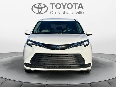 Used 2025 Toyota Sienna LE image 9