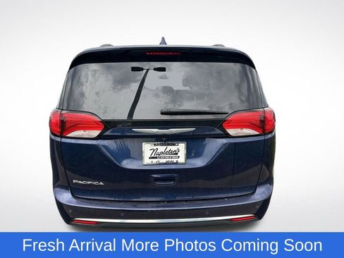 Used 2017 Chrysler Pacifica Touring-L w/ Tire & Wheel Group FWD image 6