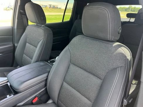 Used 2025 Chevrolet Traverse LT FWD image 10