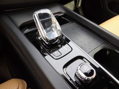 Used 2022 Volvo XC60 T8 Inscription w/ Advanced Package image 25