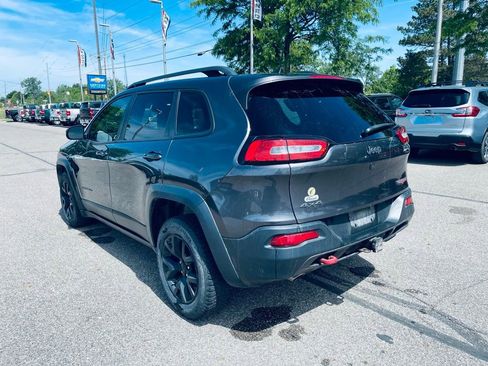 Used 2018 Jeep Cherokee Trailhawk w/ Cold Weather Group AWD/4WD image 3