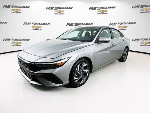 Used 2025 Hyundai Elantra SEL FWD image 3