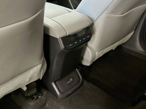 Used 2023 Toyota Highlander XLE image 29