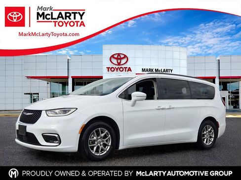 Used 2021 Chrysler Pacifica Touring FWD image 1