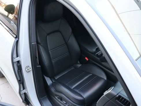 Used 2022 Porsche Cayenne Platinum Edition image 34