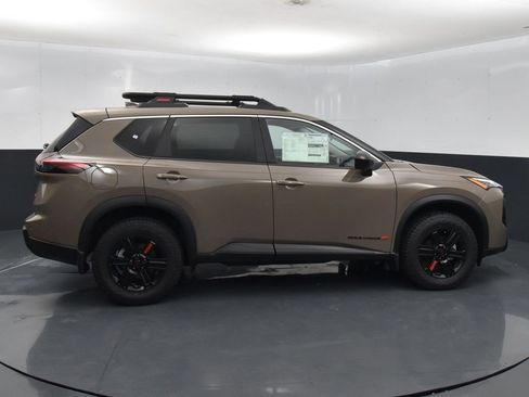 Certified 2025 Nissan Rogue SV image 22