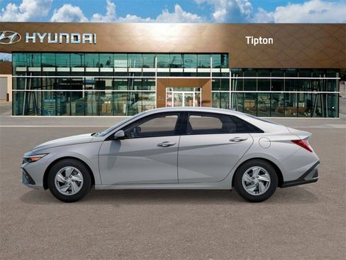 New 2026 Hyundai Elantra SE image 3