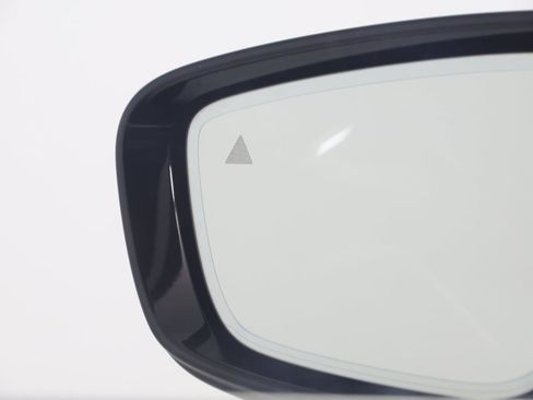 Used 2022 BMW 750i xDrive w/ Luxury Rear Seating Package image 35