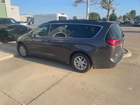 Used 2022 Chrysler Pacifica Touring-L FWD image 5