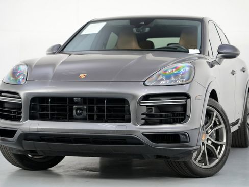 Used 2022 Porsche Cayenne Turbo S image 3