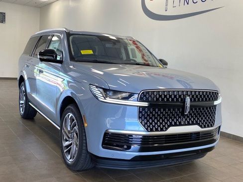 New 2025 Lincoln Navigator Reserve image 2