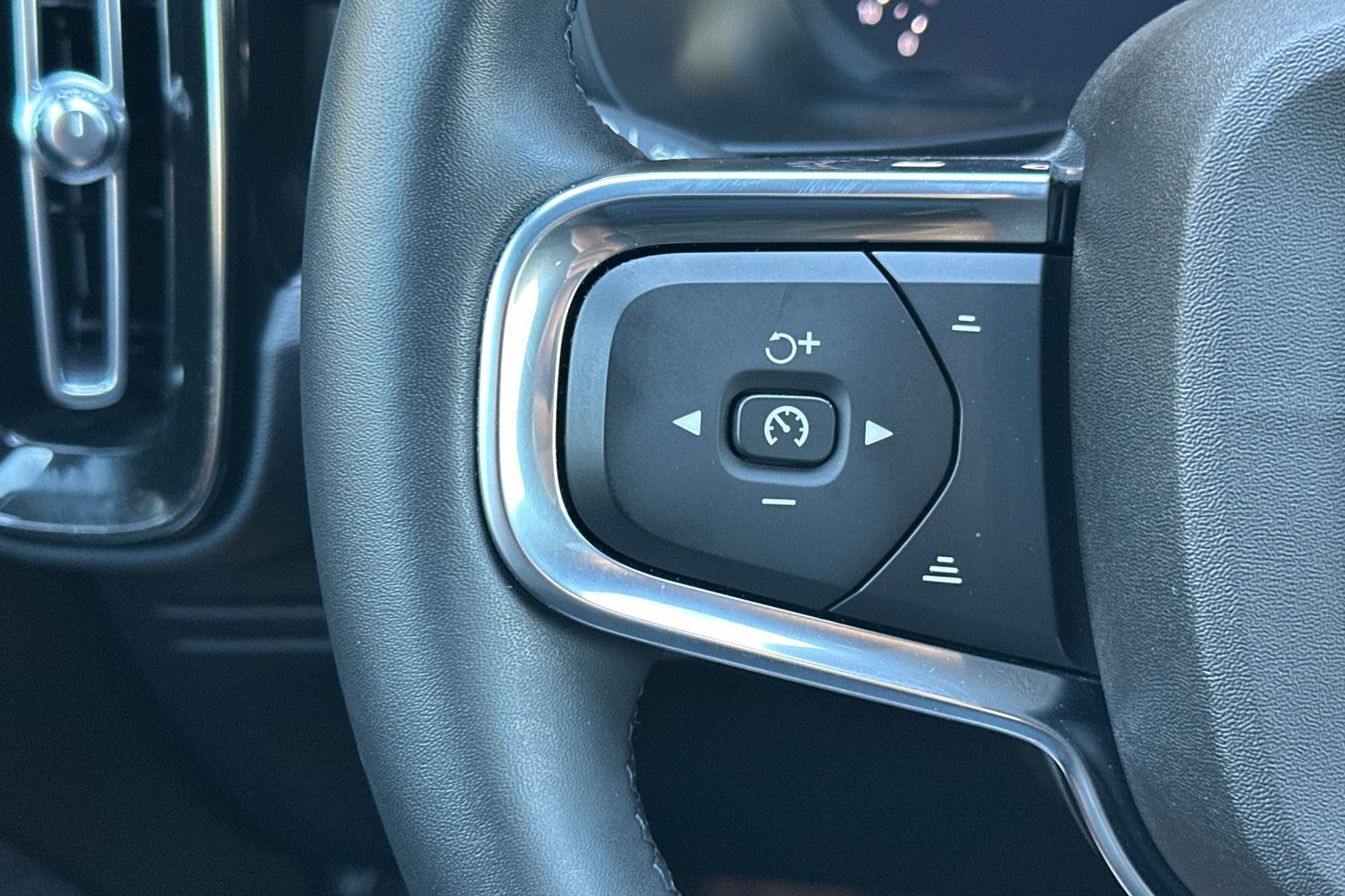 Certified 2024 Volvo C40 P8 Recharge Plus w/ Climate Package AWD/4WD image 28