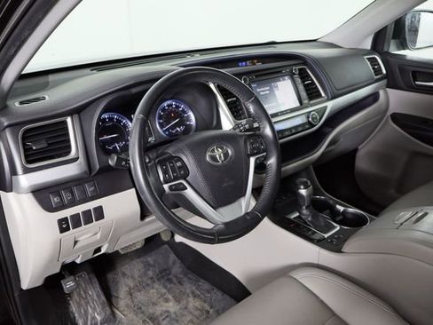 Used 2019 Toyota Highlander XLE AWD/4WD image 28