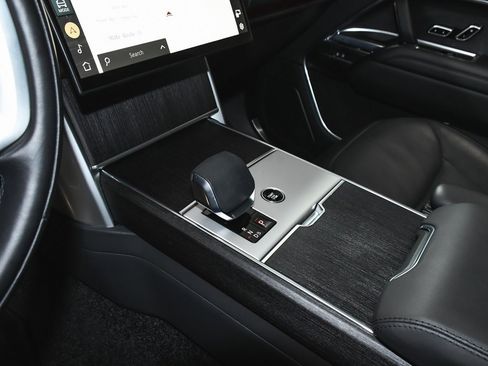 Used 2025 Land Rover Range Rover SE image 51