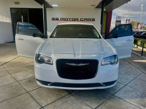 Used 2019 Chrysler 300 Touring w/ Sport Appearance Package image 6