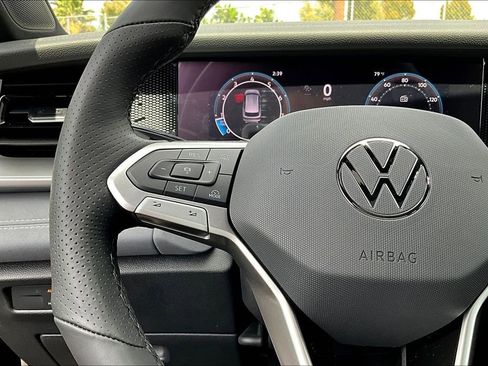 New 2026 Volkswagen Tiguan SE R-Line FWD image 9