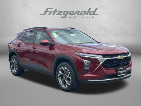 Certified 2025 Chevrolet Trax LT FWD image 1