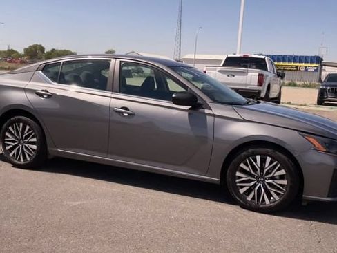 Used 2026 Nissan Altima 2.5 SV FWD image 3