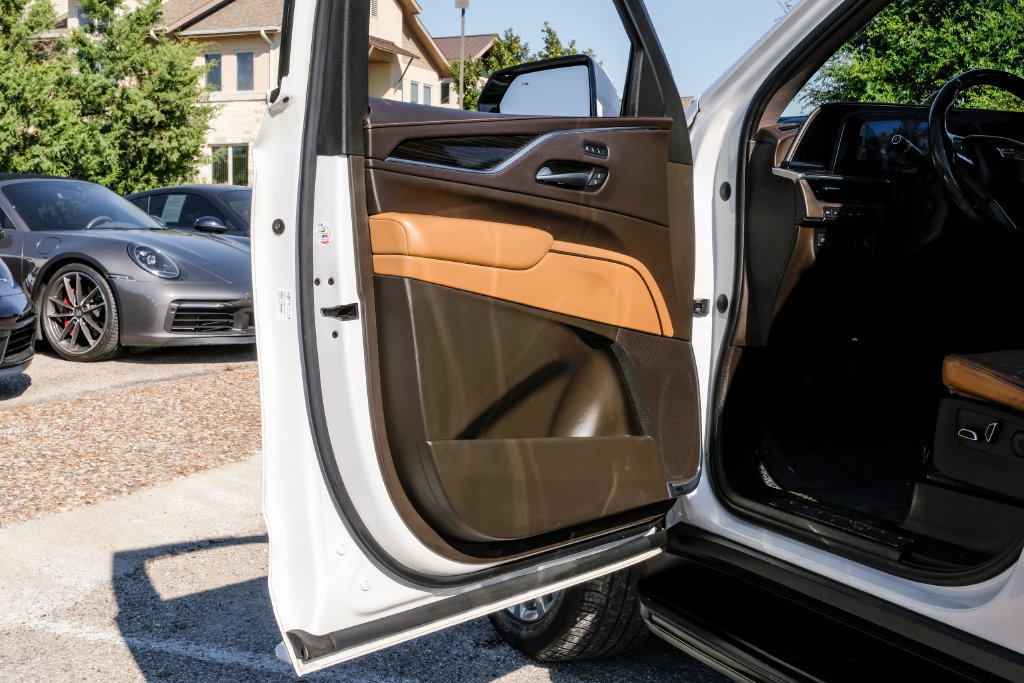 Used 2022 Cadillac Escalade Premium Luxury AWD/4WD image 43