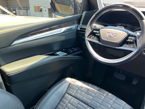 Used 2025 Cadillac Escalade Sport Platinum w/ LPO, ONYX Package AWD/4WD image 12