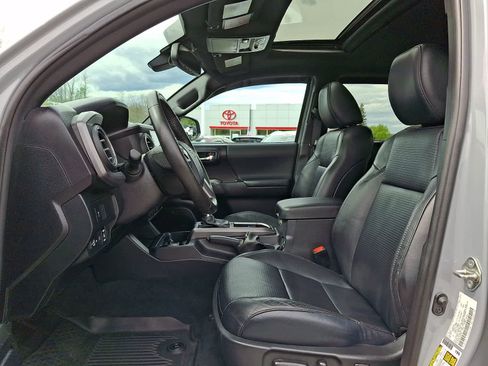 Certified 2020 Toyota Tacoma TRD Sport w/ TRD Premium Sport Package AWD/4WD image 16