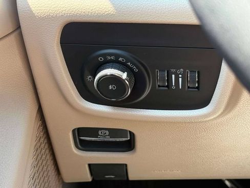 Used 2023 Jeep Grand Cherokee L Limited w/ Luxury Tech Group II AWD/4WD image 23