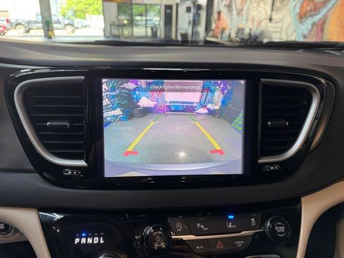Used 2024 Chrysler Pacifica Touring-L FWD image 18