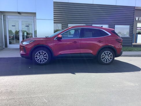Used 2025 Ford Escape SE FWD image 2
