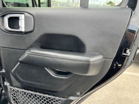 Used 2020 Jeep Gladiator Overland image 16