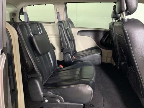 Used 2015 Chrysler Town & Country Touring-L w/ Driver Convenience Group FWD image 21