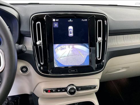 Certified 2023 Volvo XC40 B5 Plus AWD/4WD image 31