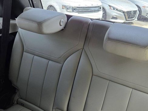 Used 2018 Land Rover Discovery HSE image 13