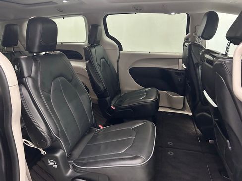 Used 2018 Chrysler Pacifica Limited w/ Tire & Wheel Group image 17