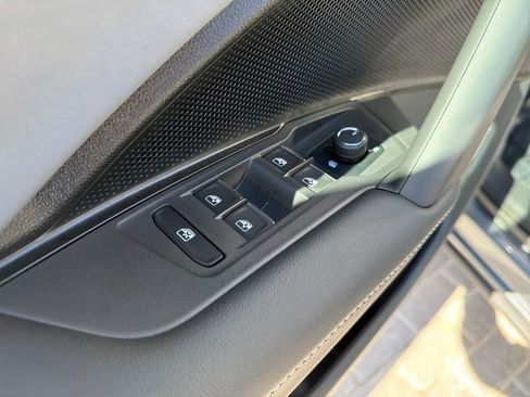 Certified 2025 Volkswagen Tiguan SE image 13