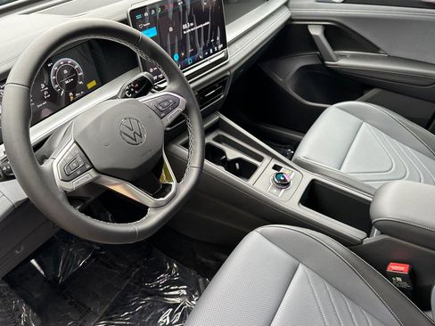 New 2026 Volkswagen Tiguan SE image 9