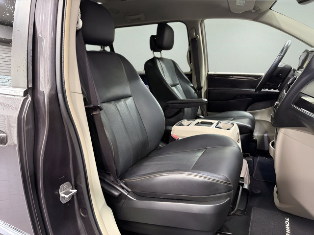 Used 2015 Chrysler Town & Country Touring FWD image 14