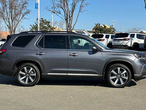 Certified 2025 Honda Pilot Touring image 3