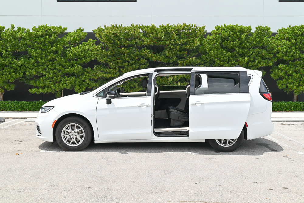 Used 2024 Chrysler Pacifica Touring-L FWD image 8