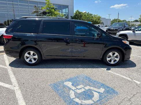 Used 2017 Toyota Sienna LE FWD image 39