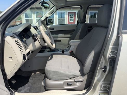Used 2010 Ford Escape XLT AWD/4WD image 3